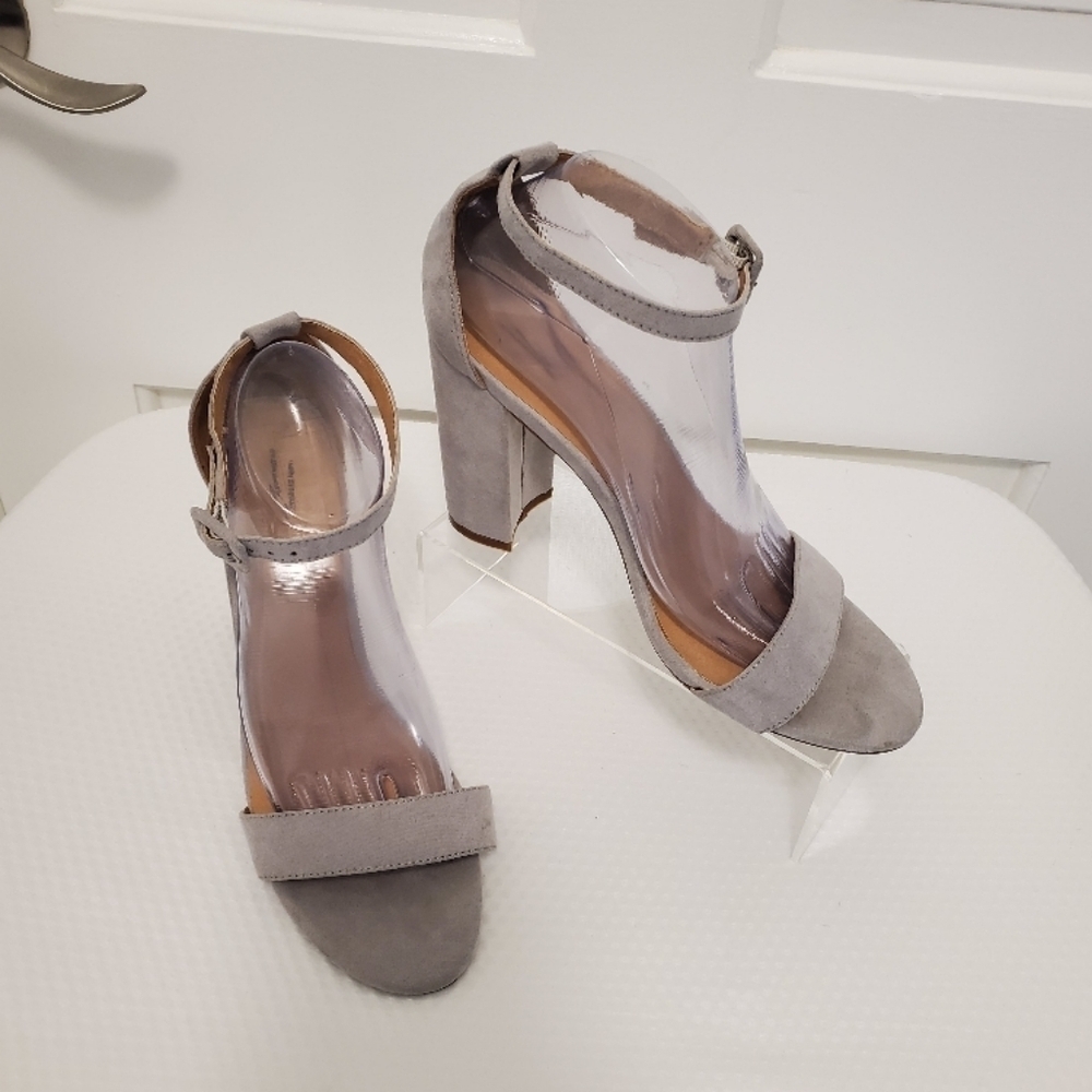 EUC Urban Outfitters Grey Suede Strappy Block Heel Sandals Size 10